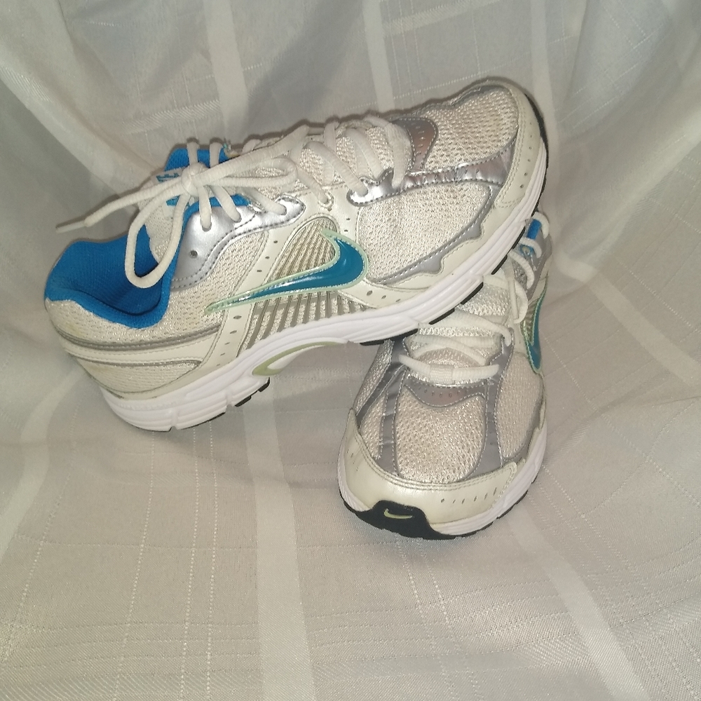 Nike Dart 7 Running Shoes white/blue  women 8.5
